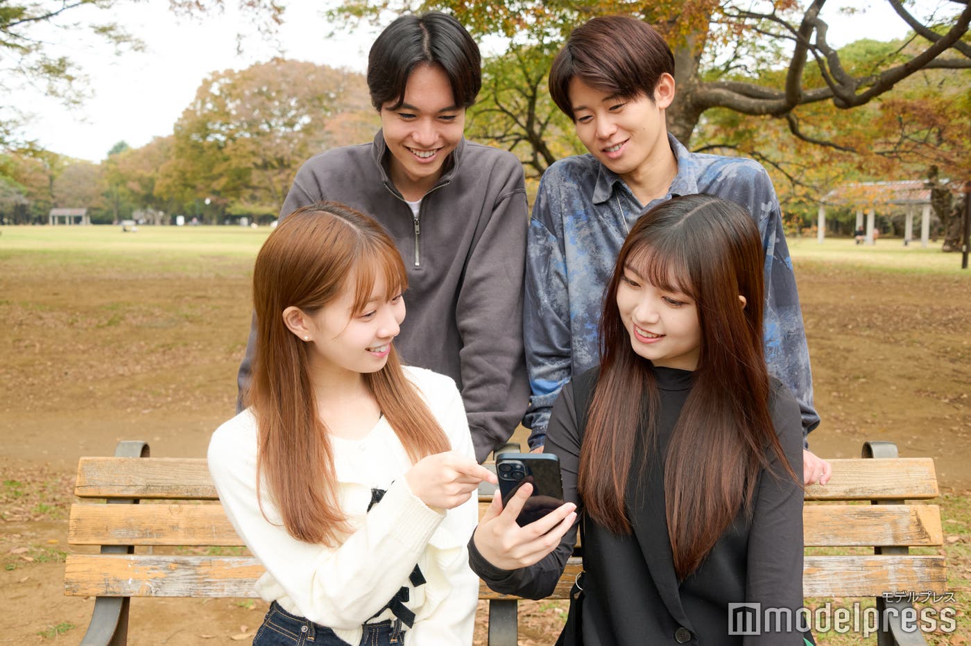 『ポケモンGO』の「チームコラボ」を楽しむ4人(C)モデルプレス