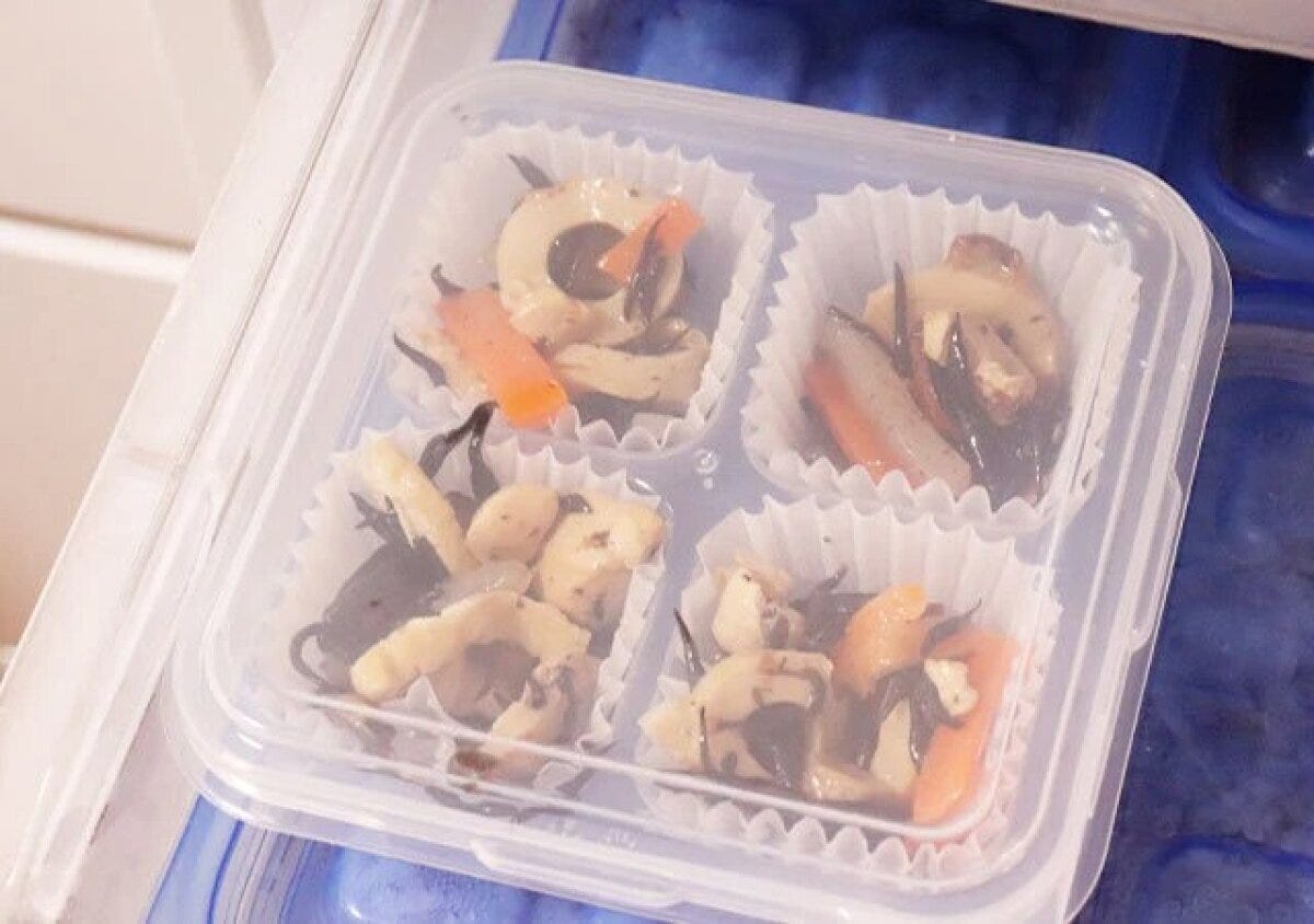 お弁当カップに入ったひじき煮のようなおかずが4つ並べられた作り置きおかずトレー