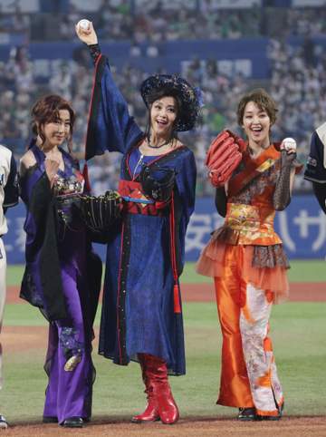 妖艶3姉妹が神宮で始球式 怪盗キャッツアイが快投？怪投？ 藤原紀香と剛力彩芽の投球が交錯するハプニングで場内どよめき 高島礼子は下投げ