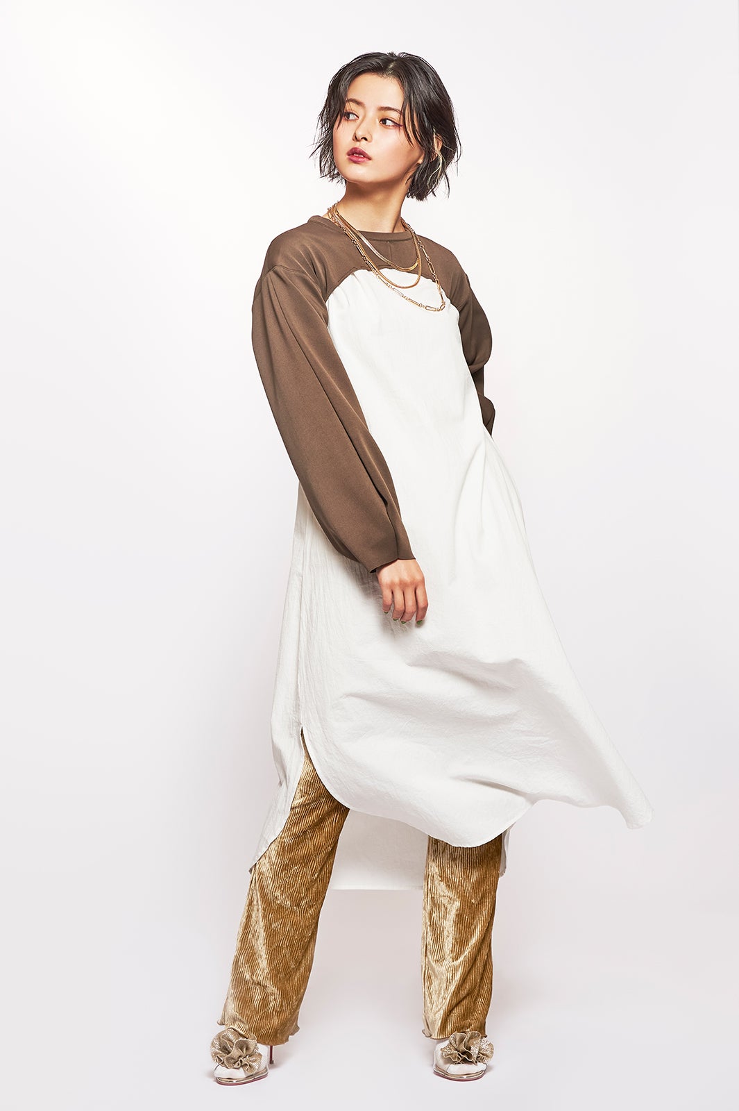 シャツワンピ：Ungrid
トップス：EMODA
パンツ：EMODA
（提供写真）