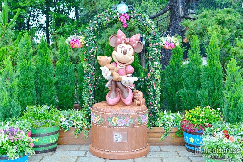 ミニーがダッフィーを持つ木像