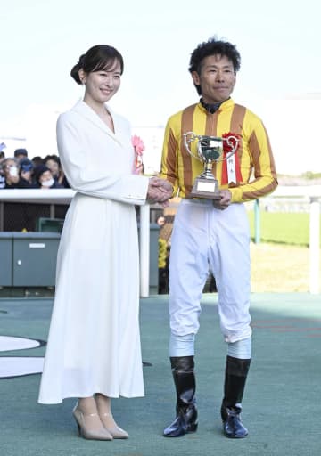 【金鯱賞】皆藤愛子「伝統ある金鯱賞でゴール前は大興奮でした！」 表彰式でプレゼンター