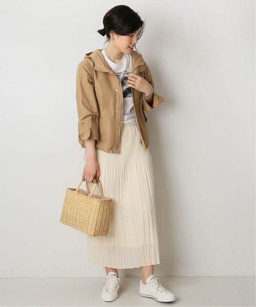 40代女性のマウンテンパーカー着こなし術 人気色を使ったきれいめコーデ モデルプレス