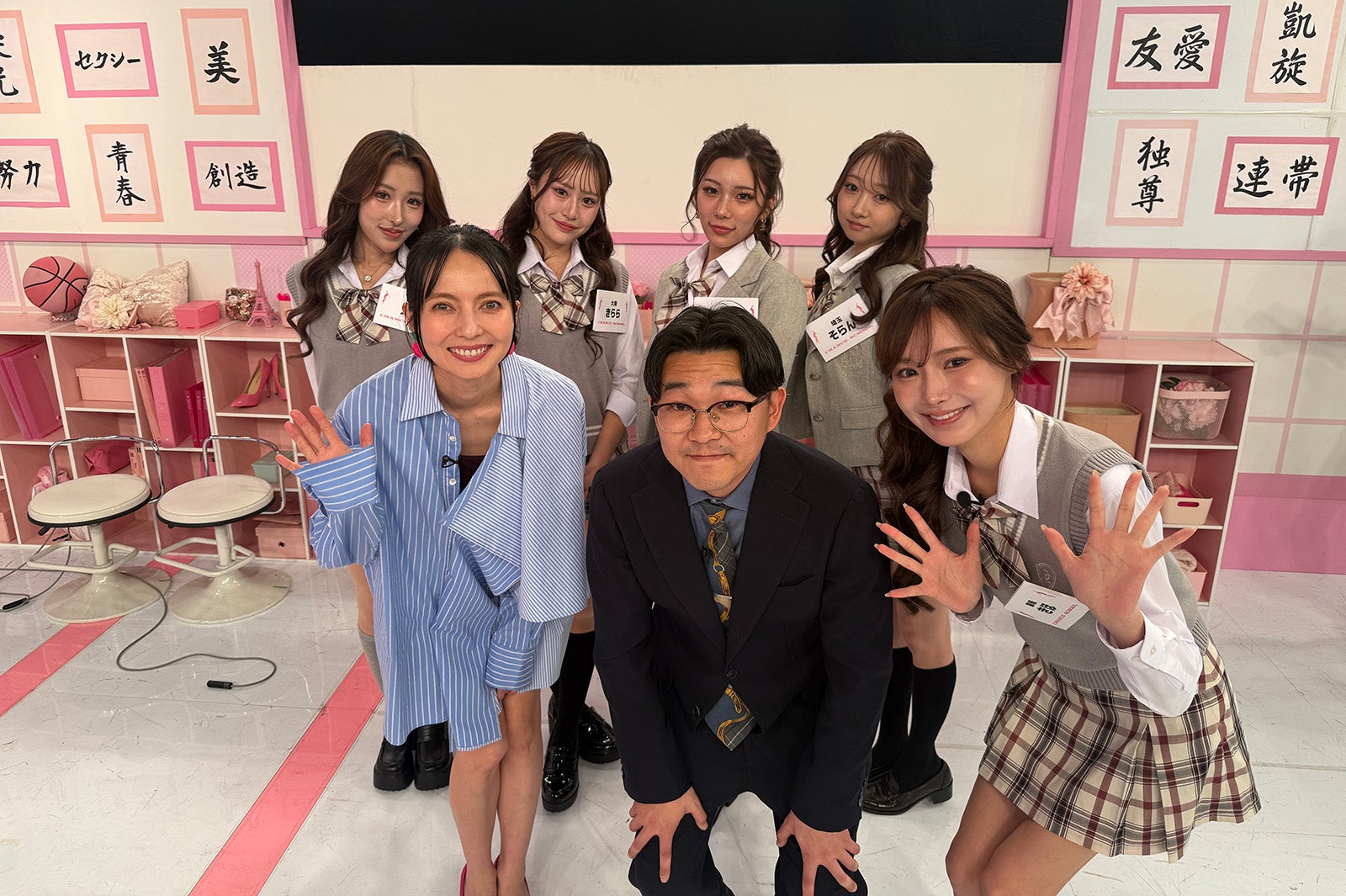 （上段左から時計回りに）ノア、きらら、ゆら、そらん、きほ、伊藤俊介（オズワルド）、ベッキー（提供写真）