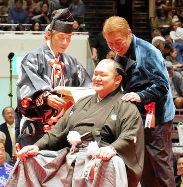 元北勝富士の断髪式「バリカンを持ってこようと思った」玉袋筋太郎がエール「相撲界に革命を起こして」