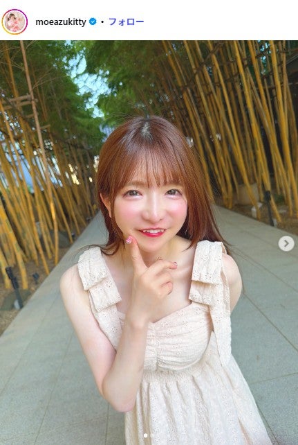 大食い女王・もえのあずき「ぴんくこーで」膝上ミニワンピからスラリ美脚「スタイル良くて脚が綺麗」「お人形さんみたい」