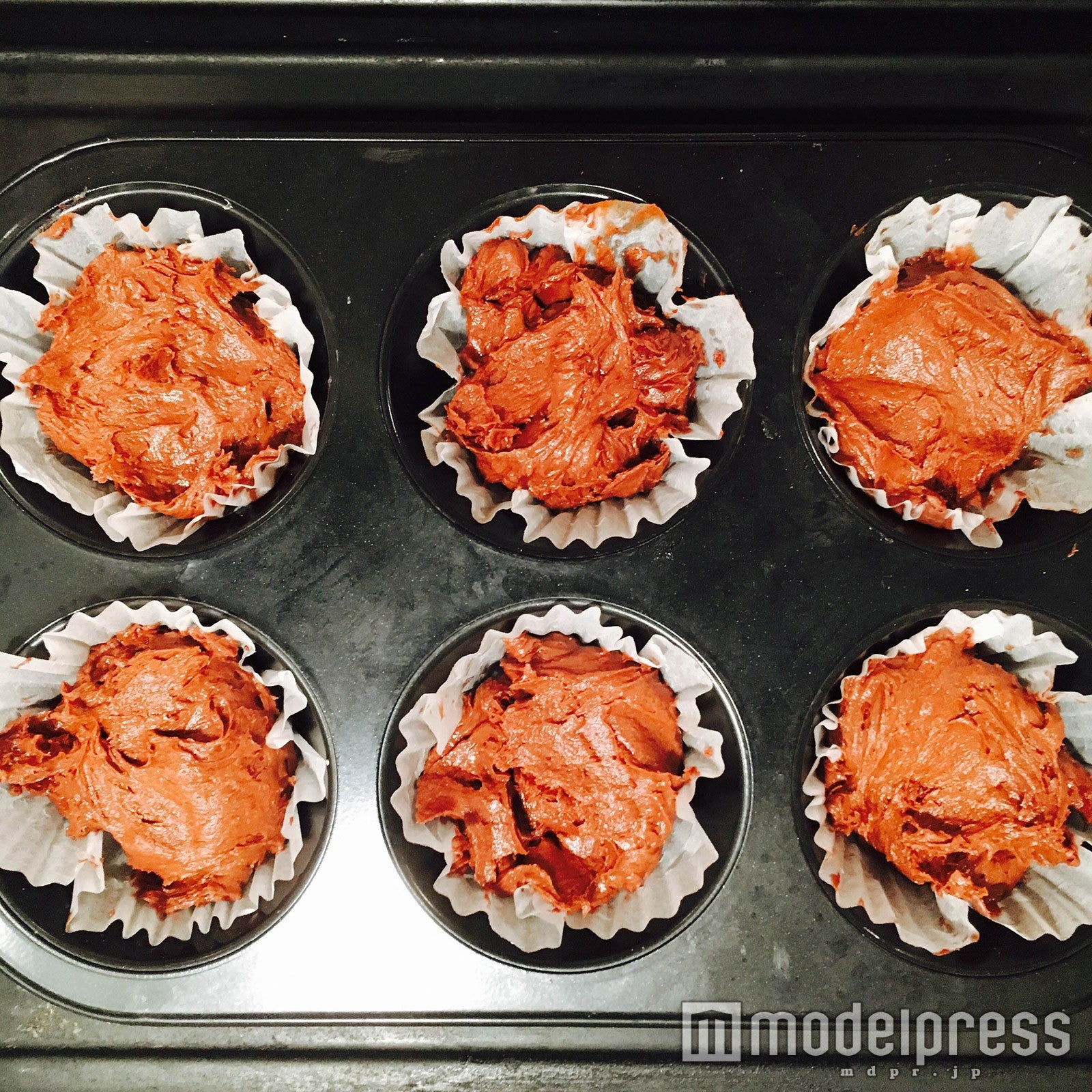 型に入れてオーブンへ／画像提供：柏原歩