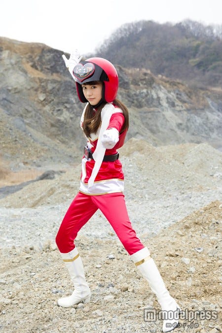 女子レッドを演じる桐谷美玲(C)2014「女子ーズ」製作委員会