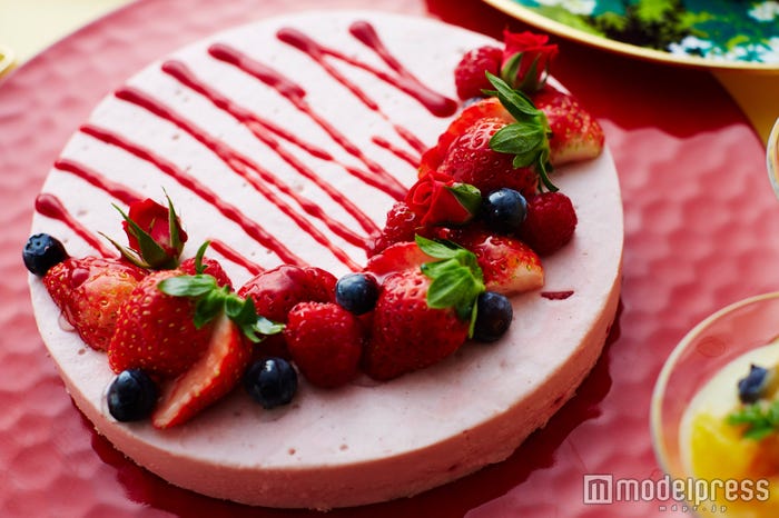 「アリスと楽しむストロベリー」(画像提供:京王プラザホテル)