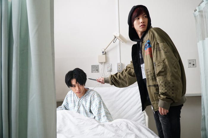 山崎賢人、志尊淳/「トドメの接吻」第3話より(C)日本テレビ