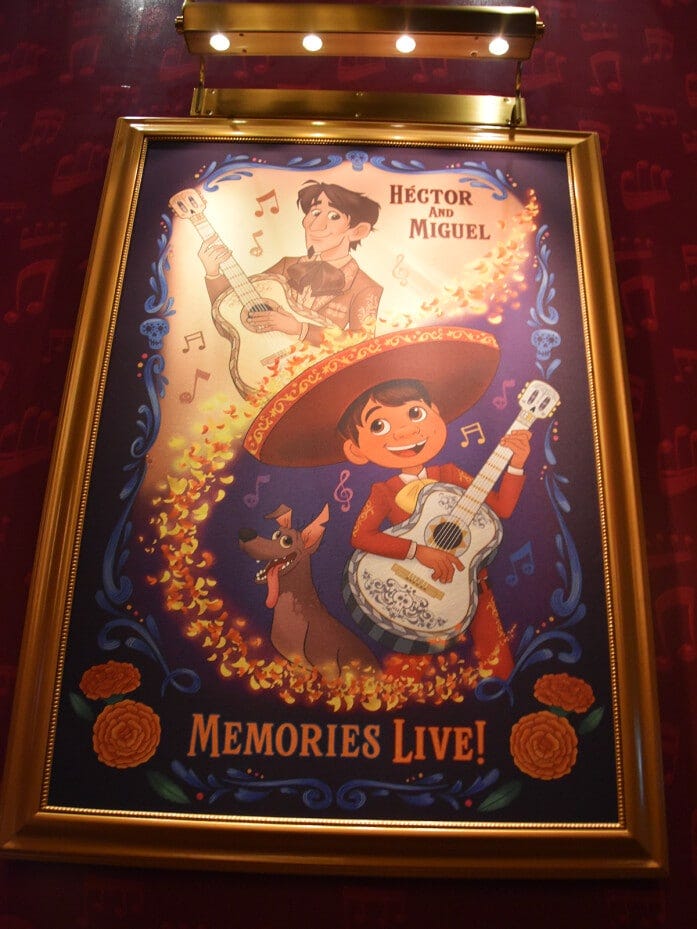 座席に座る前のエリアに『リメンバー・ミー』のポスターが加わりました