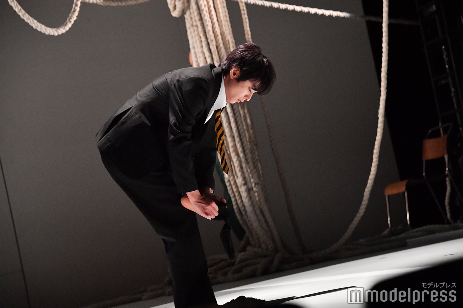 靴下を履く佐藤勝利、急いで朝の支度「モンスター・コールズ」プレスコール（C）モデルプレス