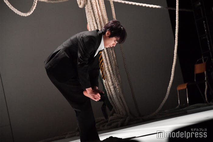 靴下を履く佐藤勝利、急いで朝の支度「モンスター・コールズ」プレスコール(C)モデルプレス