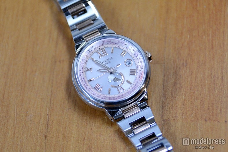 Voyage Series（SHW-1509SG-9AJF）¥47,000+税／海外旅行でも時刻合わせが簡単操作でOK