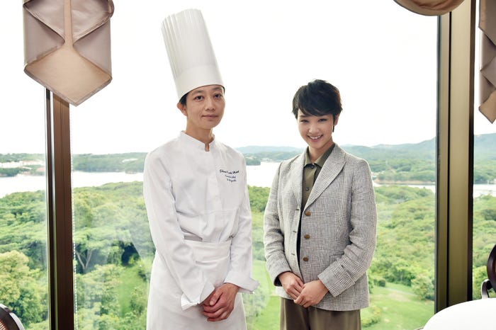 樋口宏江シェフ、剛力彩芽(画像提供:テレビ朝日)