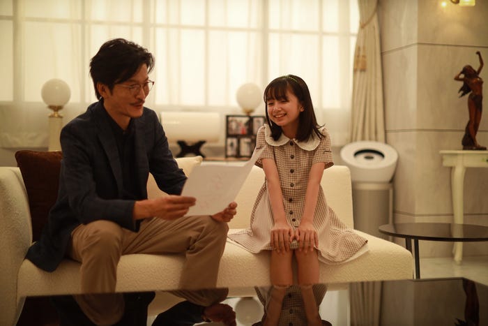 田辺誠一、白山乃愛「スカイキャッスル」第5話より(C)テレビ朝日