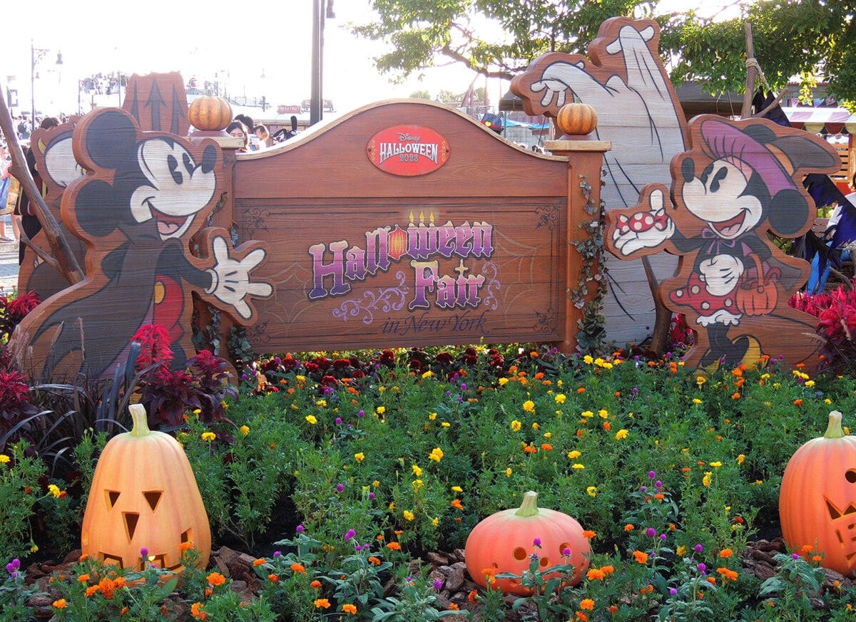 ミッキーマウスとミニーマウスが案内しているイベントの看板はニューヨークエリアに