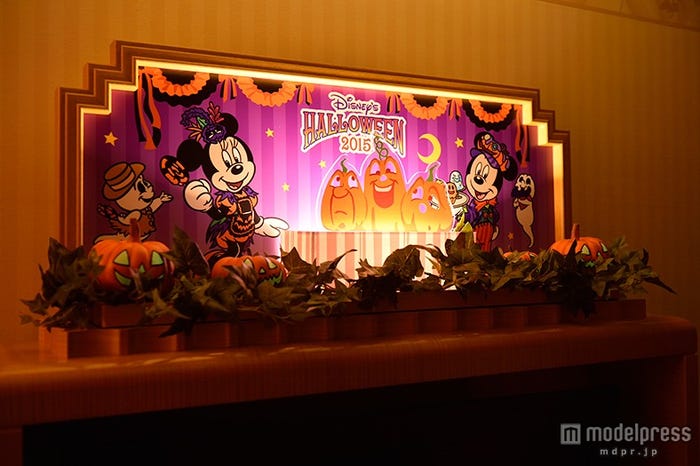 ディズニーアンバサダーホテル「ディズニー・ハロウィーン」デコレーションの客室 (C)Disney