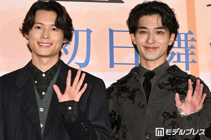 フォトセッション中も仲良く話していた松村北斗、横浜流星(C)モデルプレス