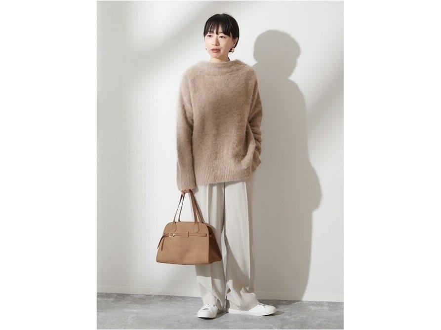 トレンドのタック入りワイドパンツはホワイト系でもすっきりはけるのがメリット　出典：WEAR