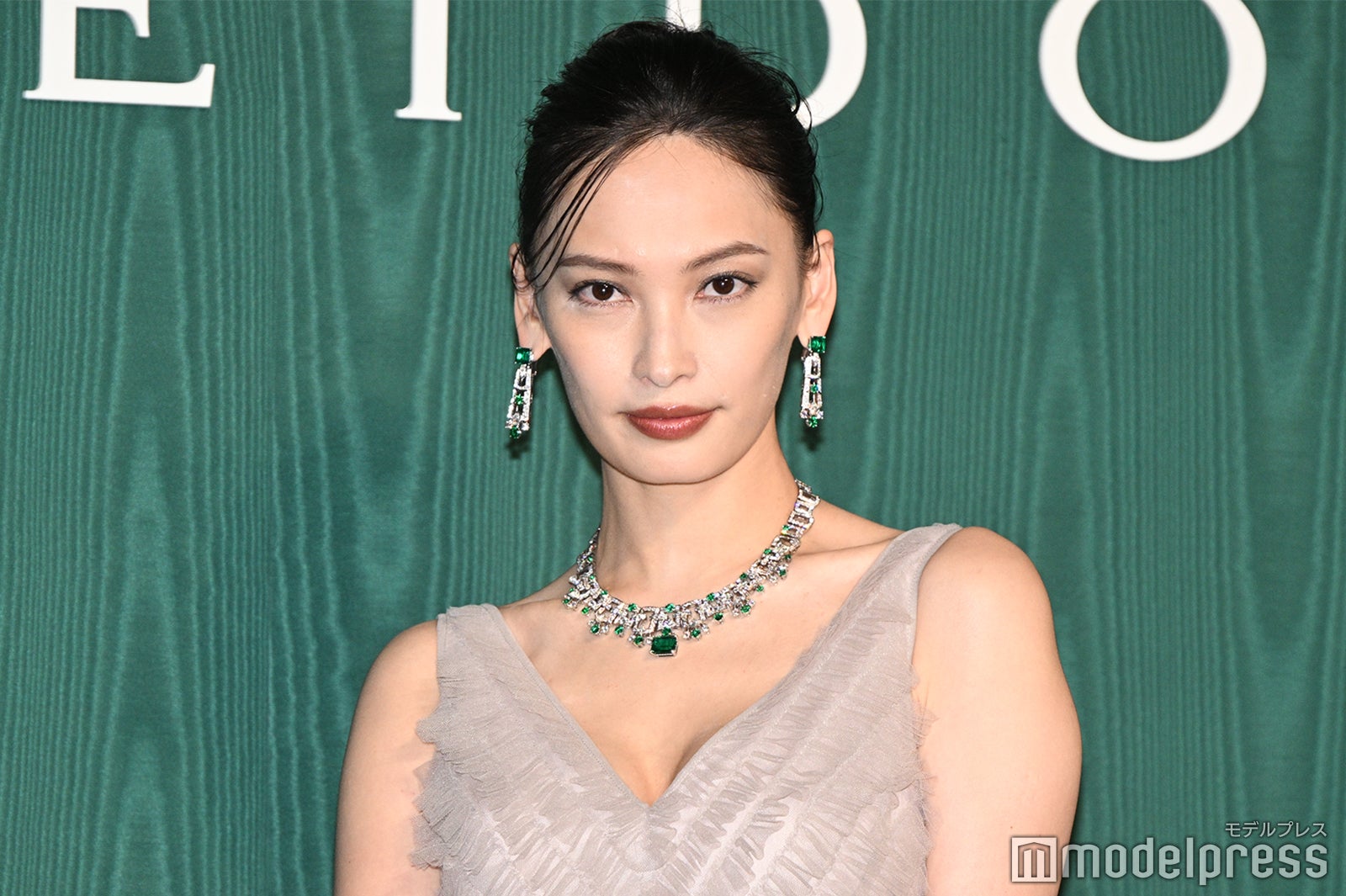 大政絢、美スタイル際立つ胸元ざっくりマーメイドドレス姿披露【ブルガリ展覧会フォトコール第一夜】