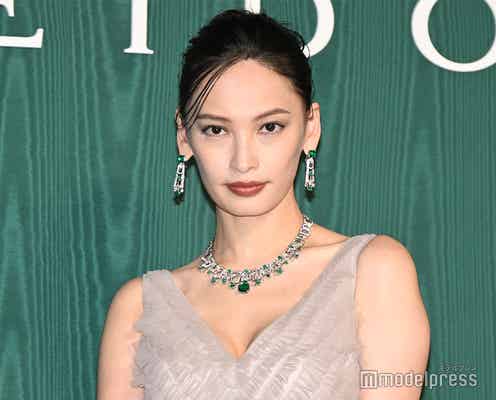 大政絢、美スタイル際立つ胸元ざっくりマーメイドドレス姿披露【ブルガリ展覧会フォトコール第一夜】