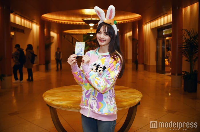 ディズニーアンバサダーホテル「エッグハント」ゴールの証をゲット(モデル:藤田エミリ)/(C)モデルプレス