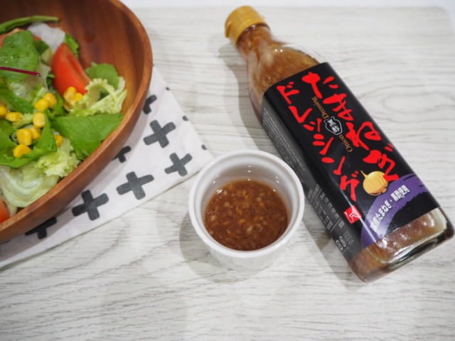 カルディ黒酢たまねぎドレッシングを容器に出したところ