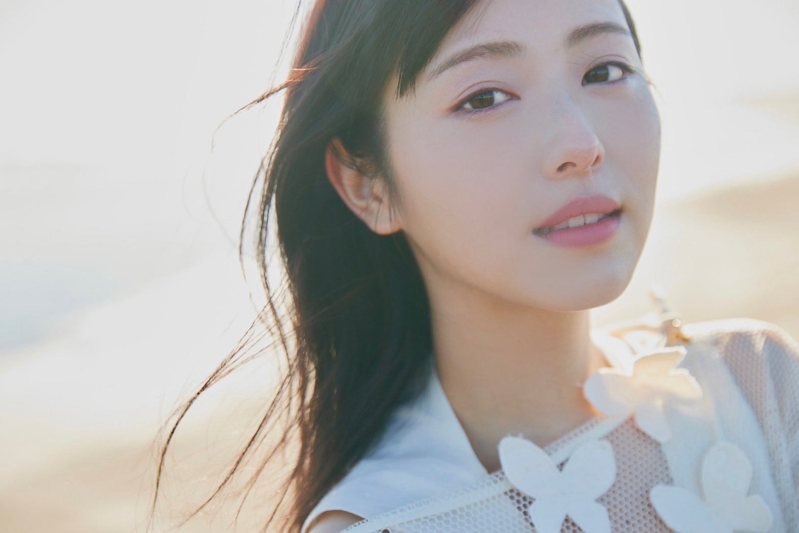 浜辺美波「いま」を切り取った美麗カット “大人エモい”からナチュラルな表情まで凝縮したカレンダー決定