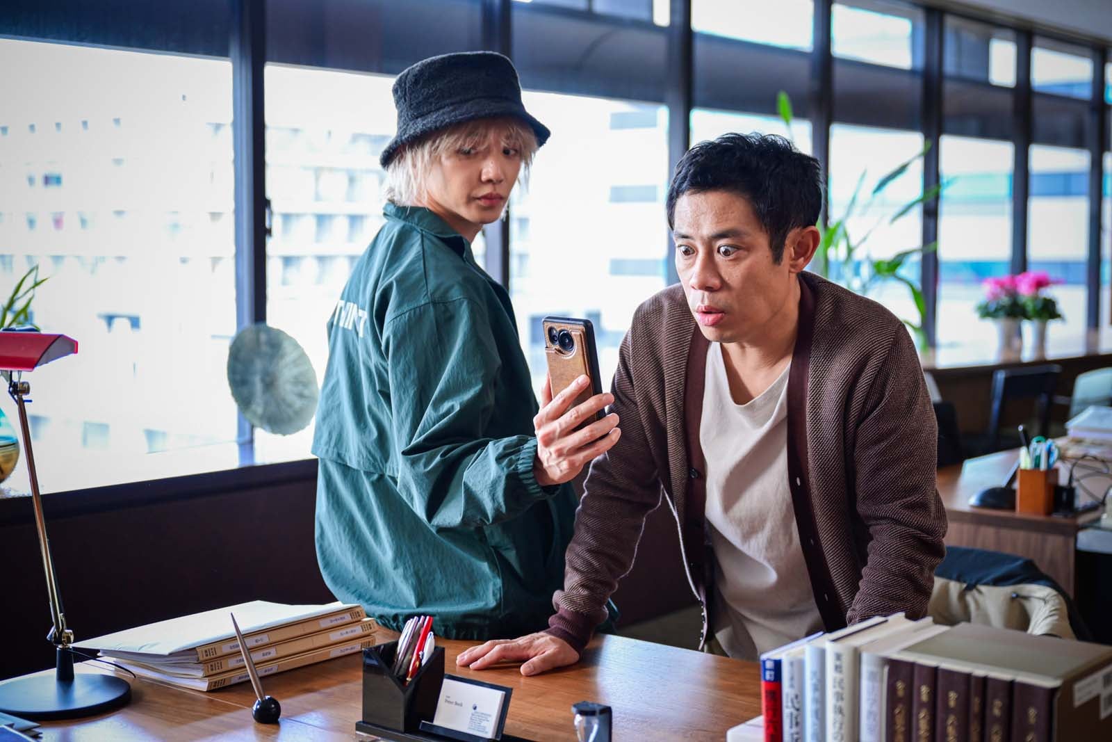 佐藤大樹、伊藤淳史「離婚しない男―サレ夫と悪嫁の騙し愛―」第7話より（C）テレビ朝日