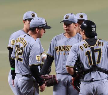 阪神・藤川監督が初回から異例の行動 いきなり4失点の門別の元へ 厳しい表情で言葉を伝える