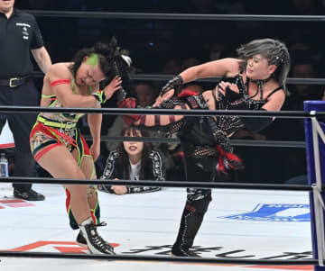 小波がワンダー王座初防衛、昨年は秒殺だったのに「まさかこのベルトを持って防衛できるとは。だからプロレスって面白いよな」飯田沙耶を撃破