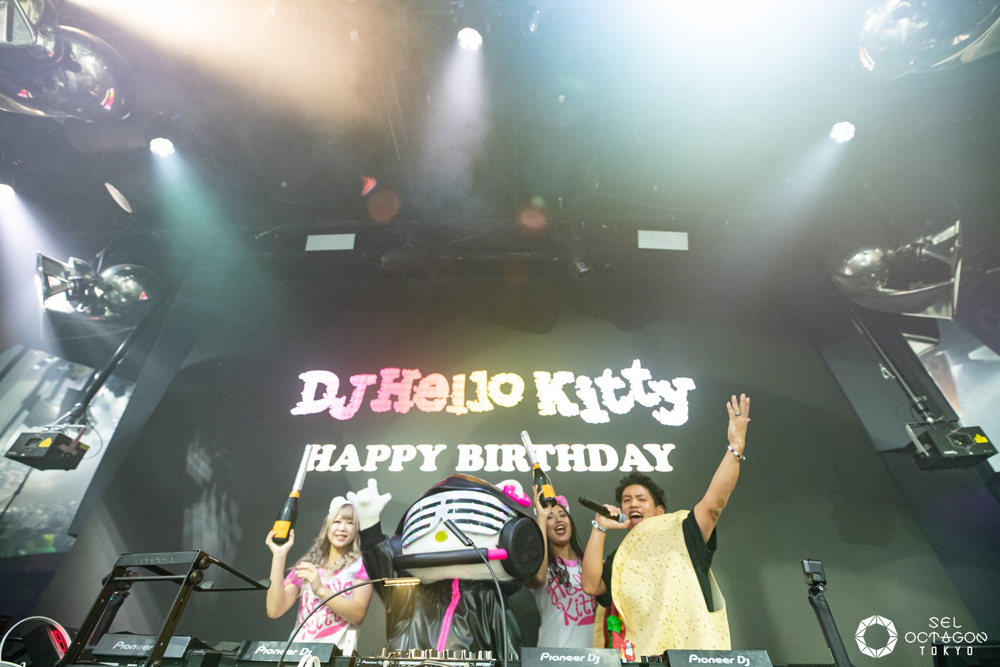 DJハローキティ（提供写真）
（C）’76,’19 SANRIO APPROVAL No.P1111051
