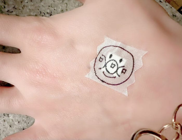 華原朋美に貼られたアンパンマンシール(提供写真)