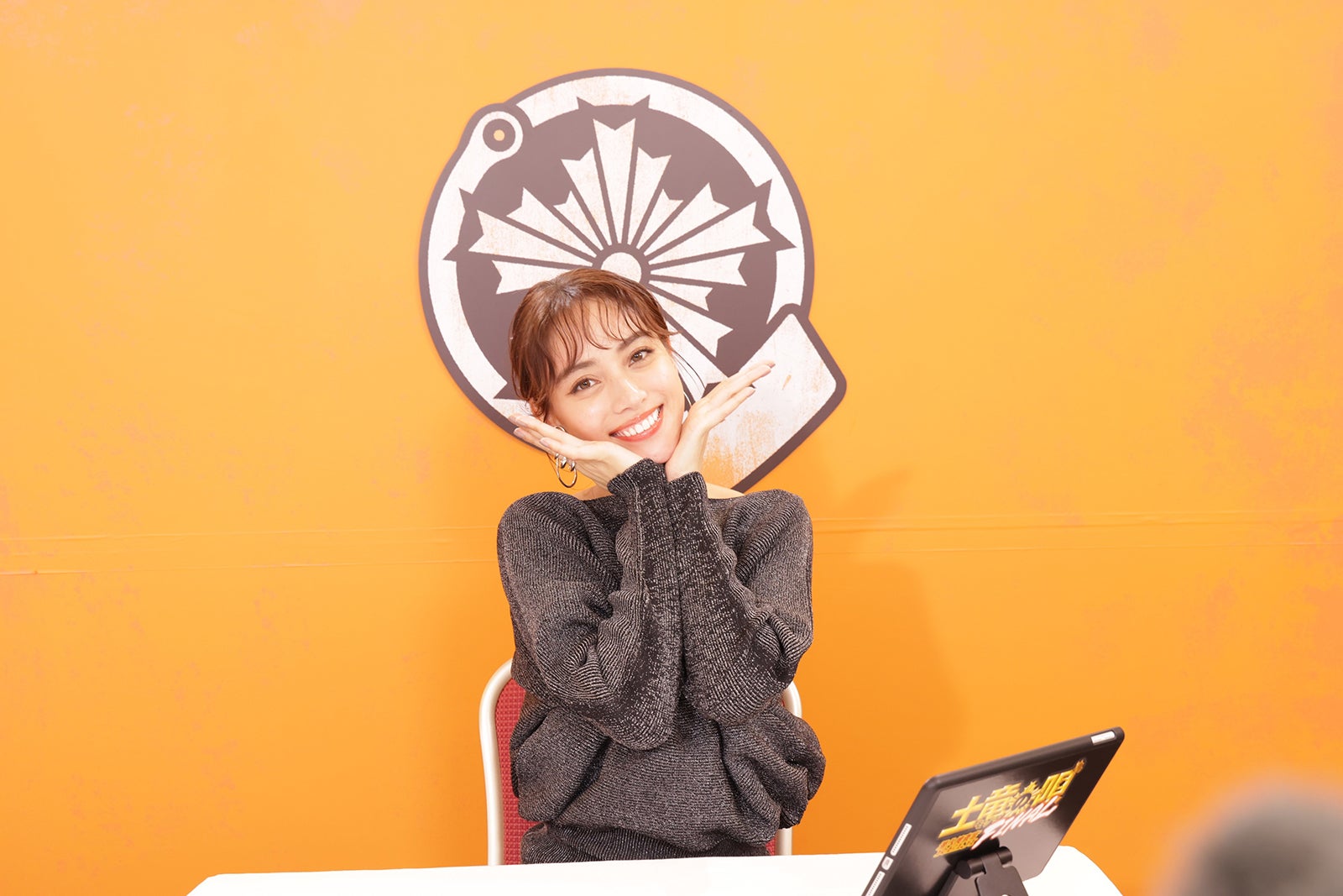 菜々緒「みんな一緒に！バッチ来ーーい！！！『土竜の唄 FINAL』完成直前SP祭り」（C）2021「土竜の唄」製作委員会 