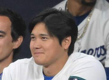 大谷翔平が山本由伸を笑顔でバックハグ！今季限り引退のロハスがロッカールームでの惜別自撮りショット公開 ドジャース60人が勢ぞろい