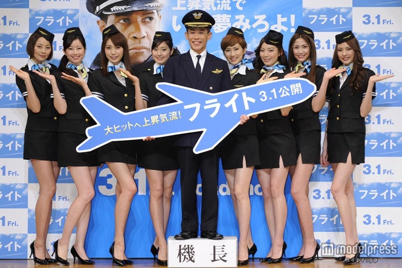 モデルガールズ、超ミニスカCA姿で美脚披露