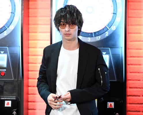 横浜流星、カラーサングラス姿披露 胸キュンアップショットも…「シロクロ」場面カット公開