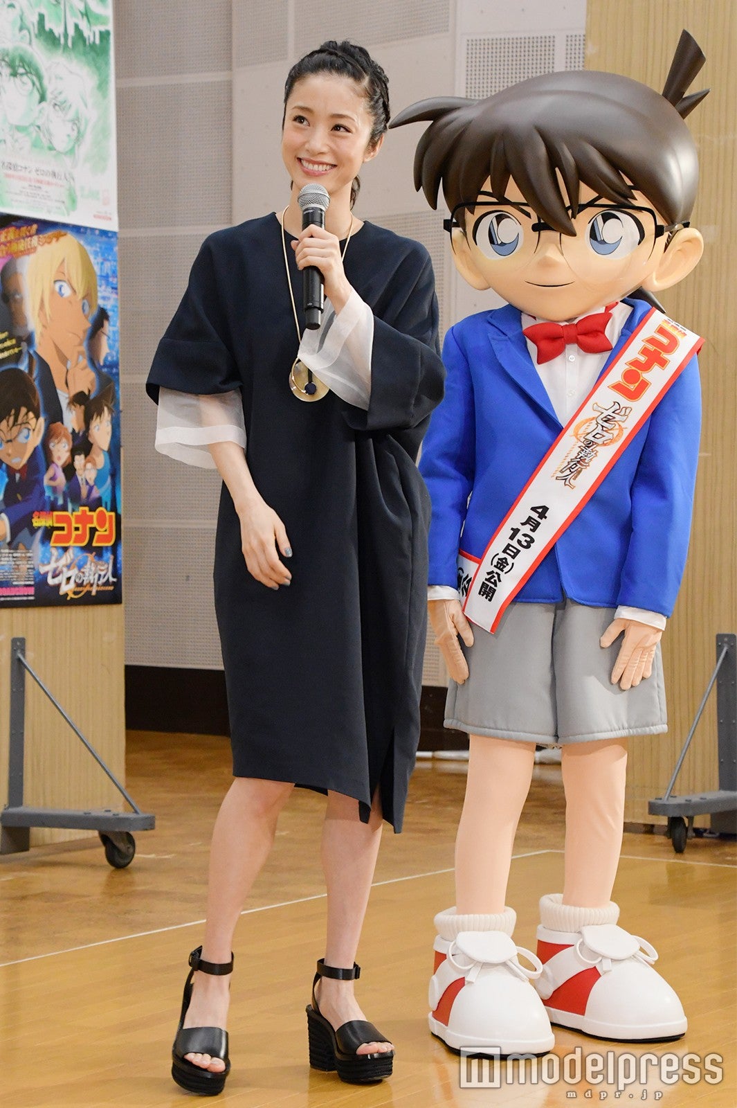 上戸彩、江戸川コナン（C）モデルプレス