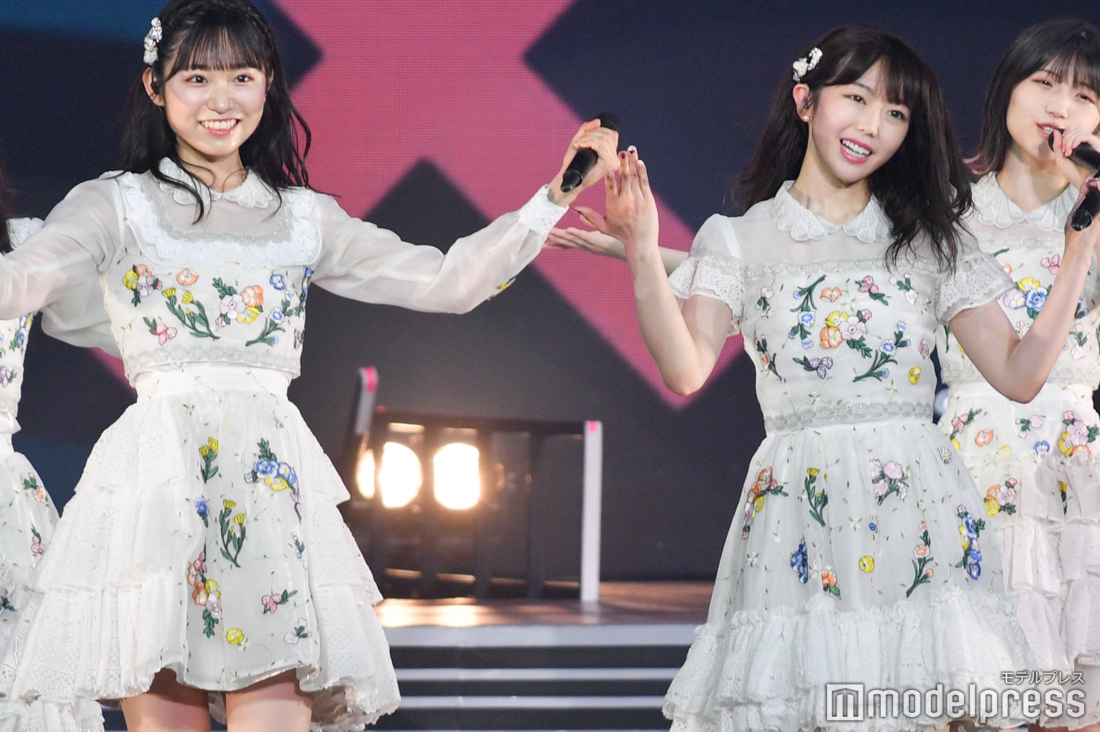 山内瑞葵、峯岸みなみ「峯岸みなみ卒業コンサート～桜の咲かない春はない～」（C）モデルプレス