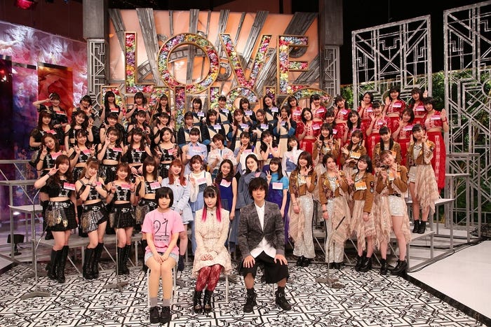 ハロー!プロジェクト トークパートの様子(最前列左から)しばたありぼぼ、大森靖子、ヒャダイン (C)フジテレビ