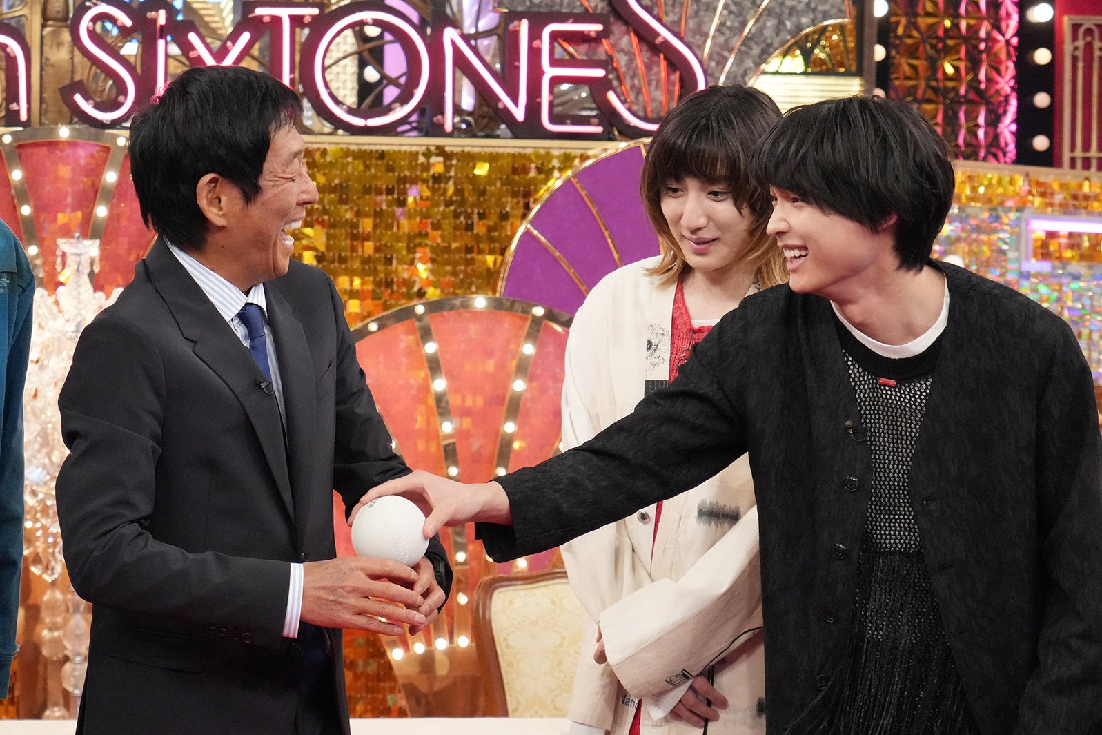 SixTONES冠番組、初回ゲストに明石家さんま参戦 バラエティーの洗礼受ける【Golden SixTONES】