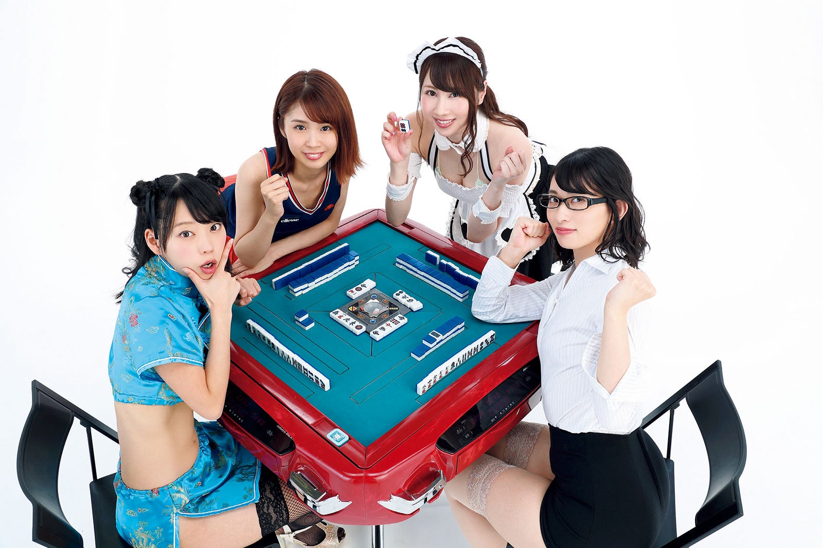 （左から）青山ひかる、三宿菜々、吉田早希、倉持由香（C）福田ヨシツグ／週刊FLASH