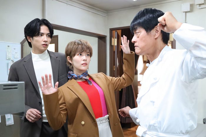 志尊淳、高畑充希、神保悟志/「ムチャブリ! わたしが社長になるなんて」第1話より(C)日本テレビ