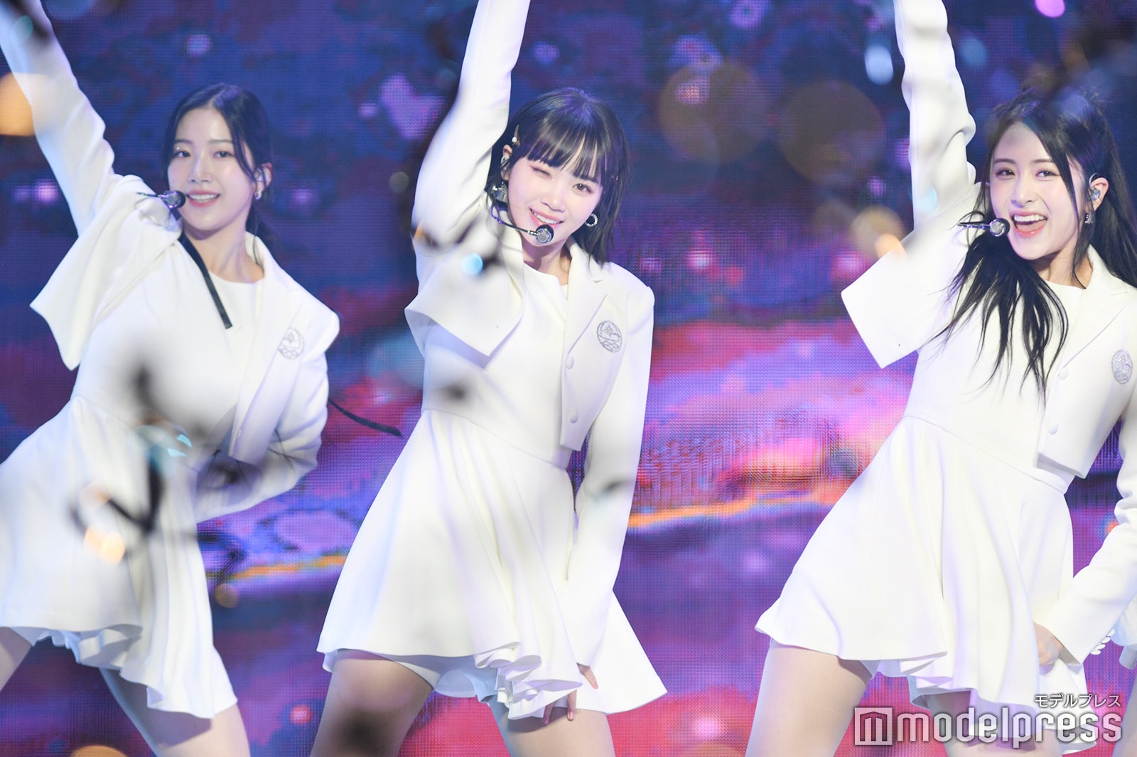 KAZUHA、CHAEWON、YUNJIN（C）モデルプレス