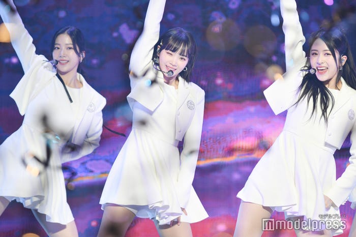 KAZUHA、CHAEWON、YUNJIN(C)モデルプレス