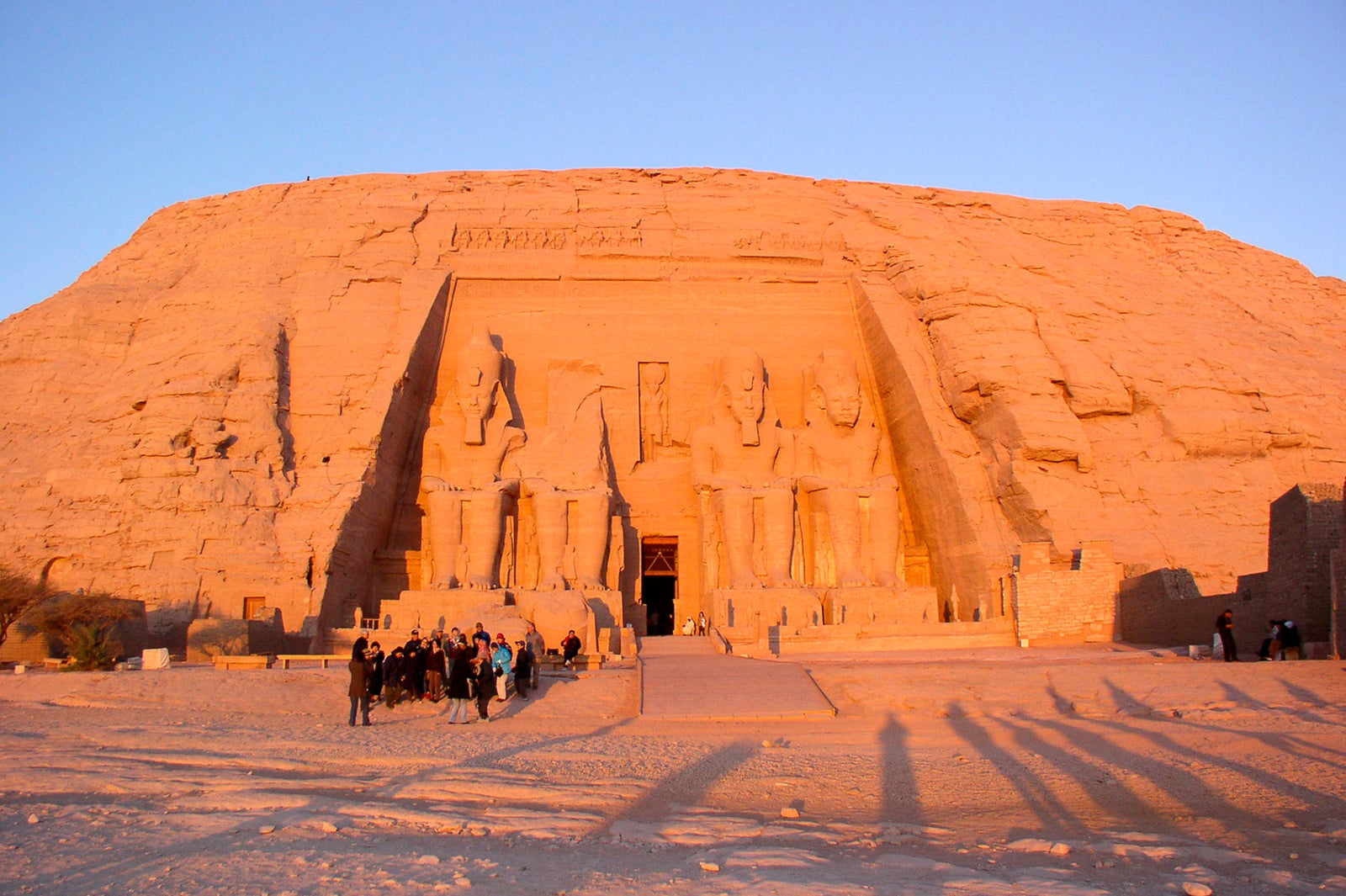  若年から壮年までのラメセス2世が4体並ぶアブ・シンベル神殿（提供画像）
