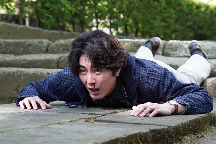 鼻血を出しながら威嚇!?(C)2016 森本梢子/集英社・映画「高台家の人々」製作委員会・BeeTV