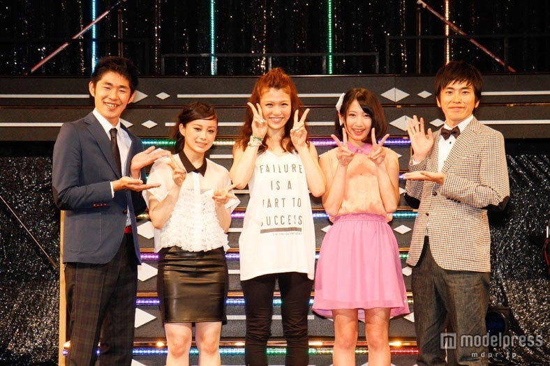 左から：池田一真（しずる）、塩野谷早耶香、泉彩世子、上野優華、村上純（しずる）