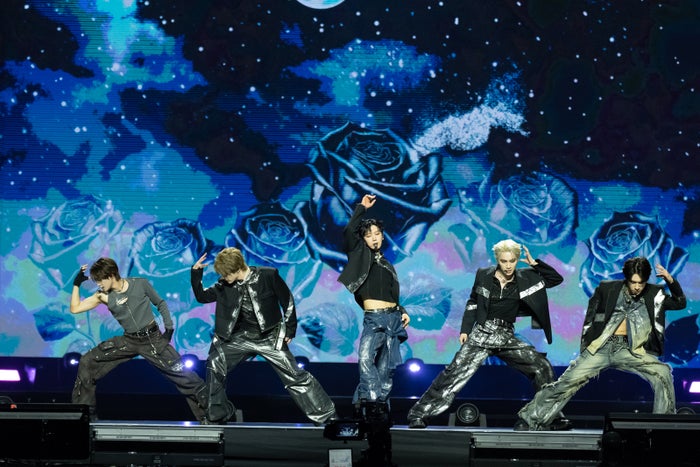 WayV、テン・シャオジュン・ヤンヤンがジャケット脱ぎ捨て盛り上げる 香港ファンが熱狂＜KCON HONG KONG 2024＞
